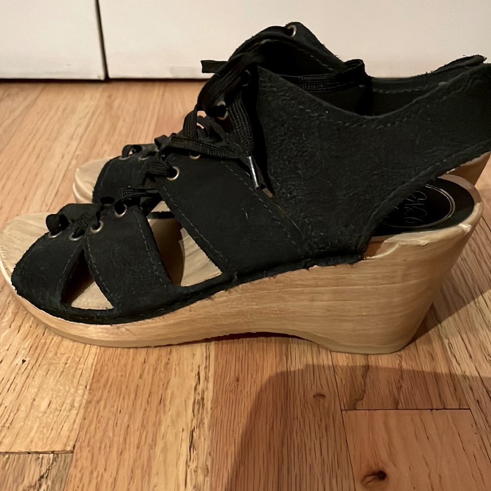 Size 39 No 6 clogs. Worn twice.
